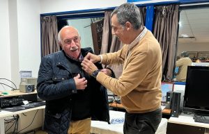 ENTREGA DE BOTONES DE ORO Y BRONCE